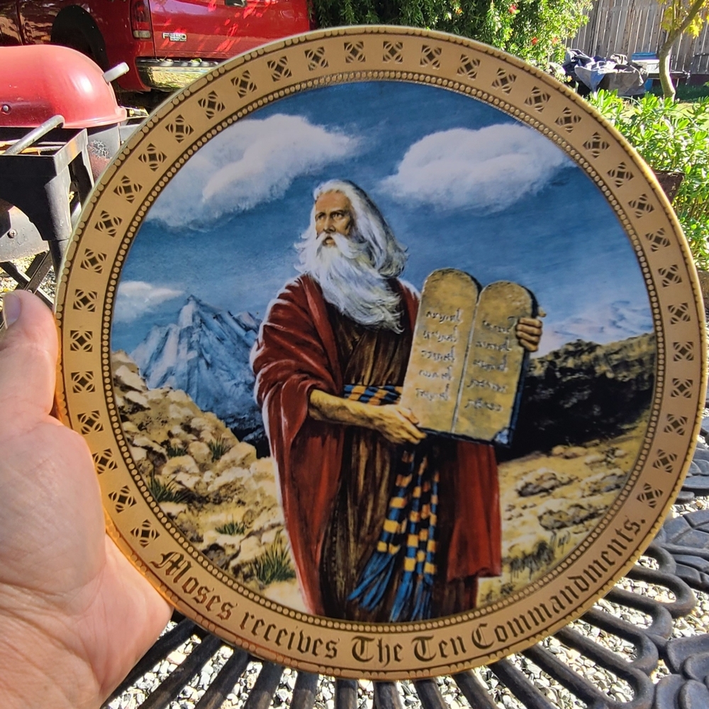 Moses Receives The Ten Commandments Ceramic Plate - Picture 1 of 6
